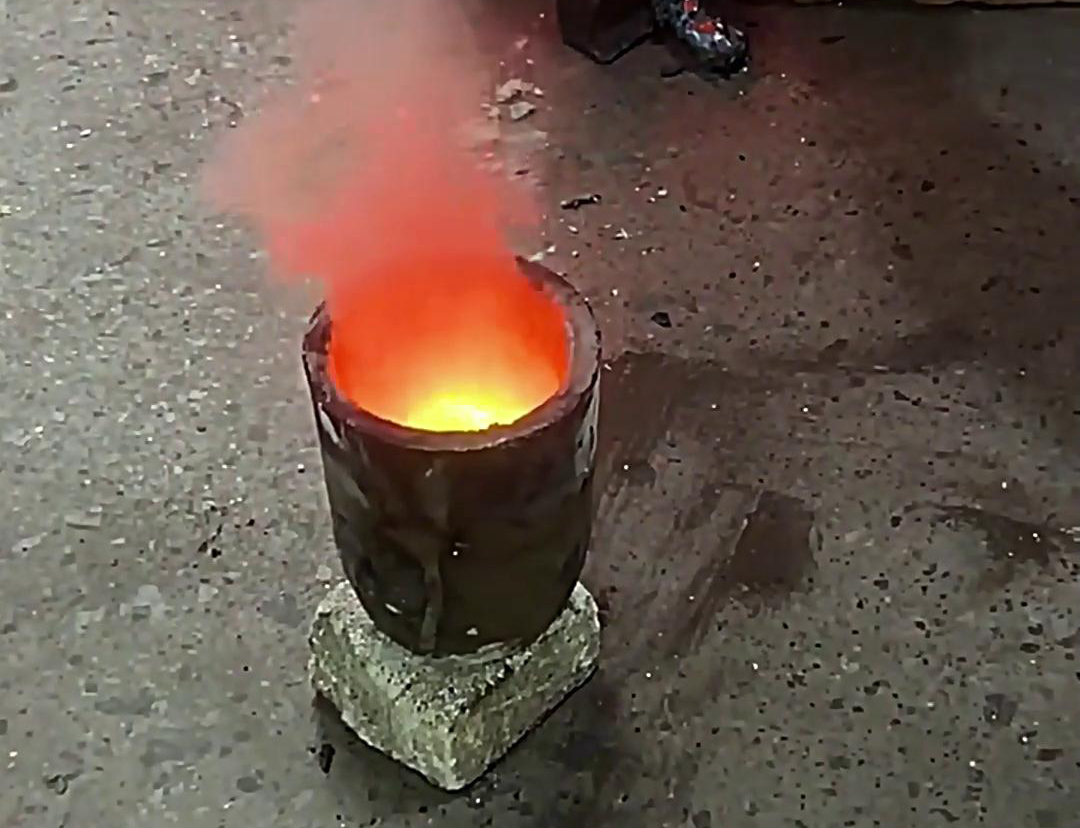 污污视频下载小型中頻熔煉爐助力黃金礦粉熔煉測試(圖1)